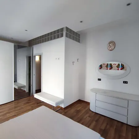 Moderno Via Firenze 16,