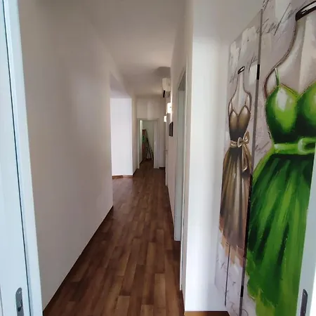 Moderno Via Firenze 16, *