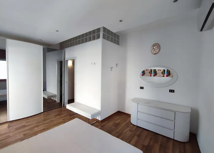 Moderno Via Firenze 16,